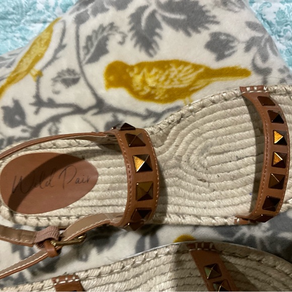 Wild Pair Yelenah Studded Espadrille Wedge Sandals Faux Leather Size 9 - Picture 6 of 7